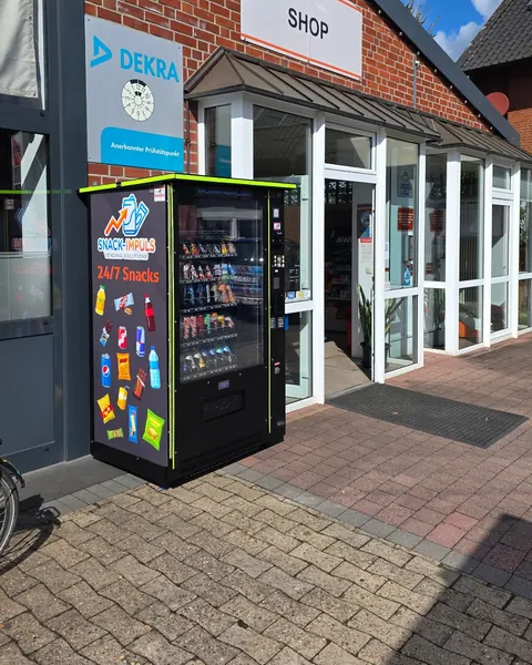 Snack-Impuls-Automat vor dem Shop der BFT-Tankstelle in Davensberg