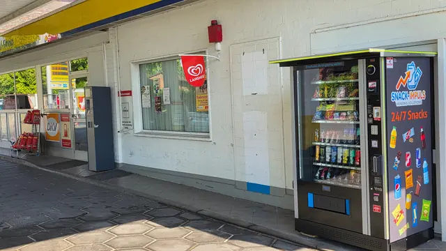 Snack-Impuls-Automat an der Westfalen-Tankstelle in Drensteinfurt, daneben der Shop-Eingang