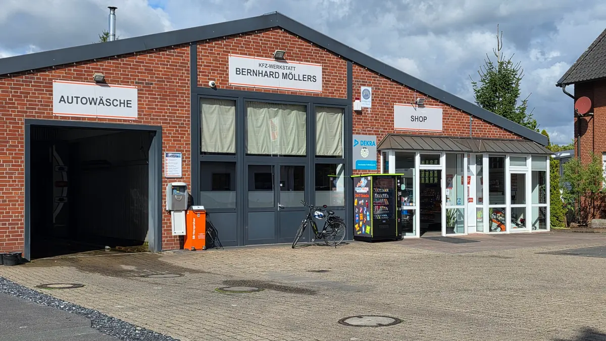 BFT-Tankstelle mit Werkstatt in Davensberg, Snack-Impuls-Automat vor dem Shop