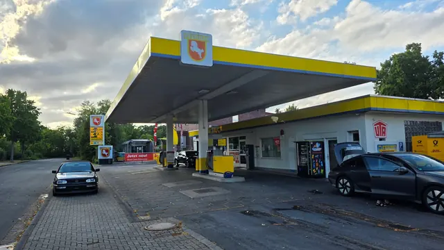 Westfalen-Tankstelle in Drensteinfurt mit Snack-Impuls-Automat neben dem Eingang